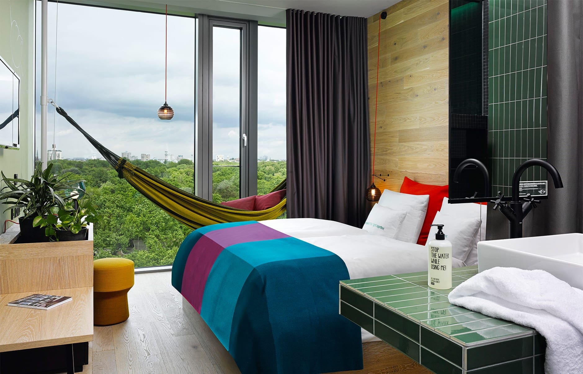 25hours_hotel_bikini_berlin-jungle-room-m-hangematte-zooblick_gross