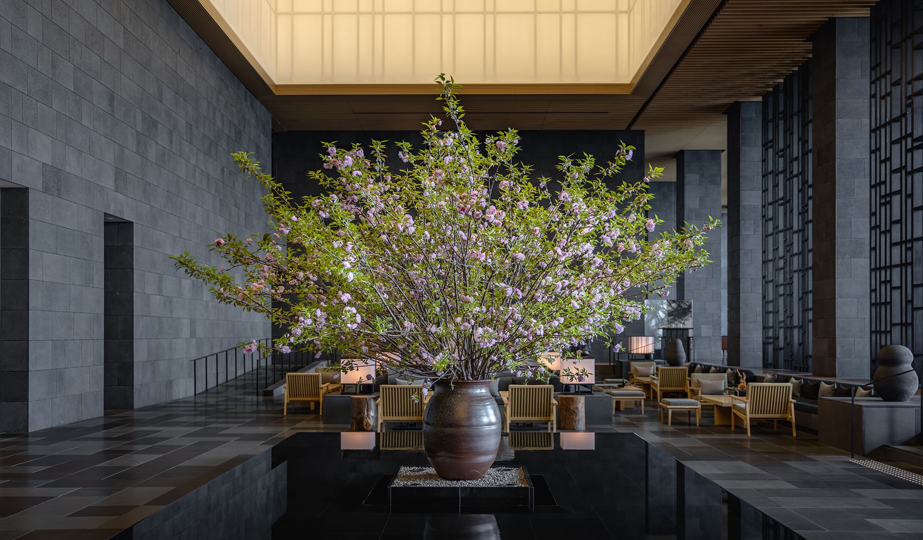 aman-tokyo-japan-lobby-spring-flower-arrangement_31622