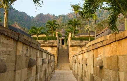 amanjiwo-indonesia-walkway-from-central-building-to-suites_high-res_1097