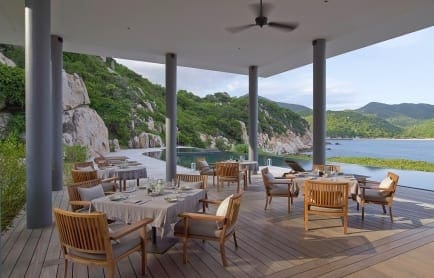 rs866_amanoi-beach-club_dining-area