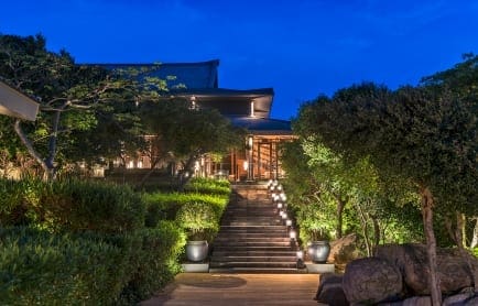 amanoi-vietnam-way-to-main-restaurant_-bar-from-boutique_original_15046