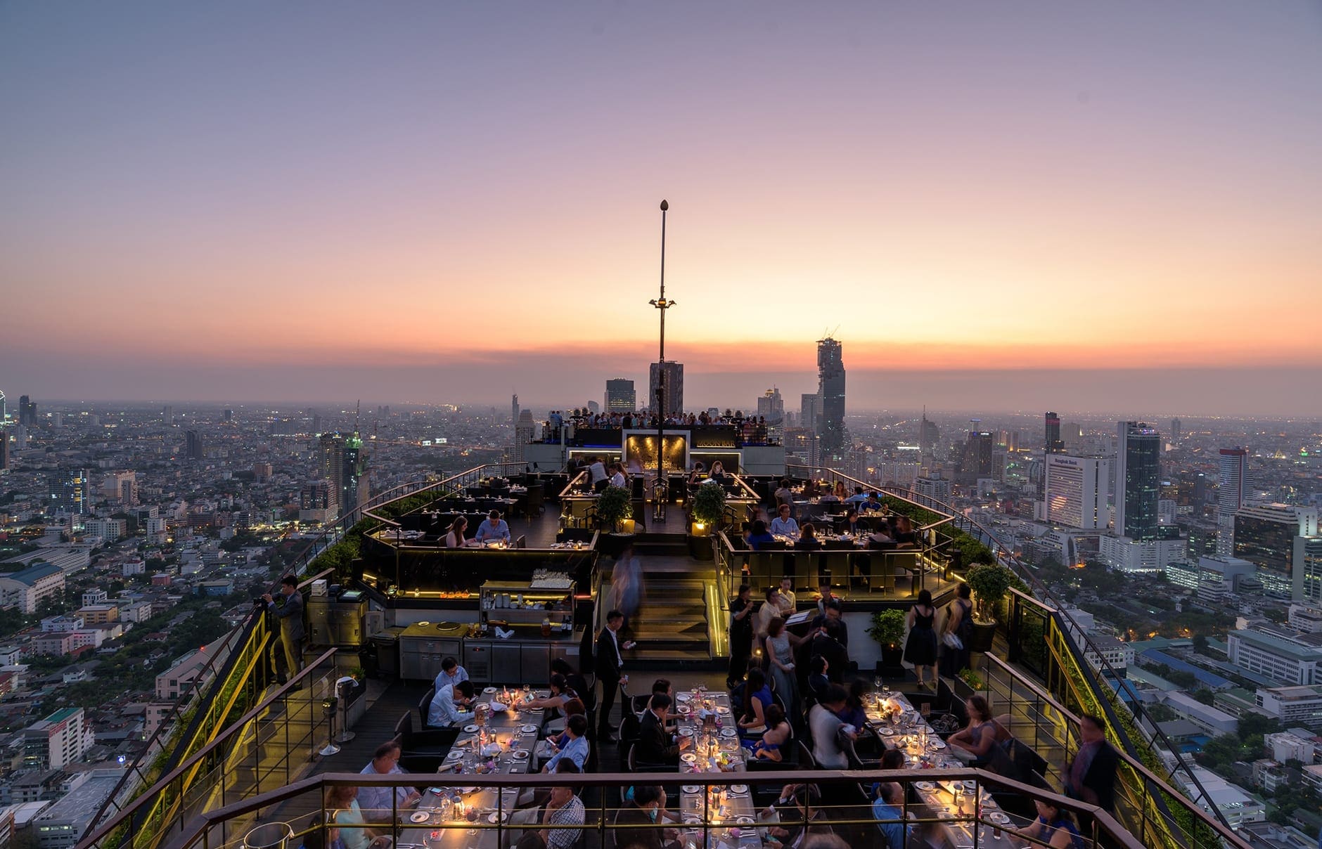 81901683-h1-btthbk_dining_vertigo_sunset