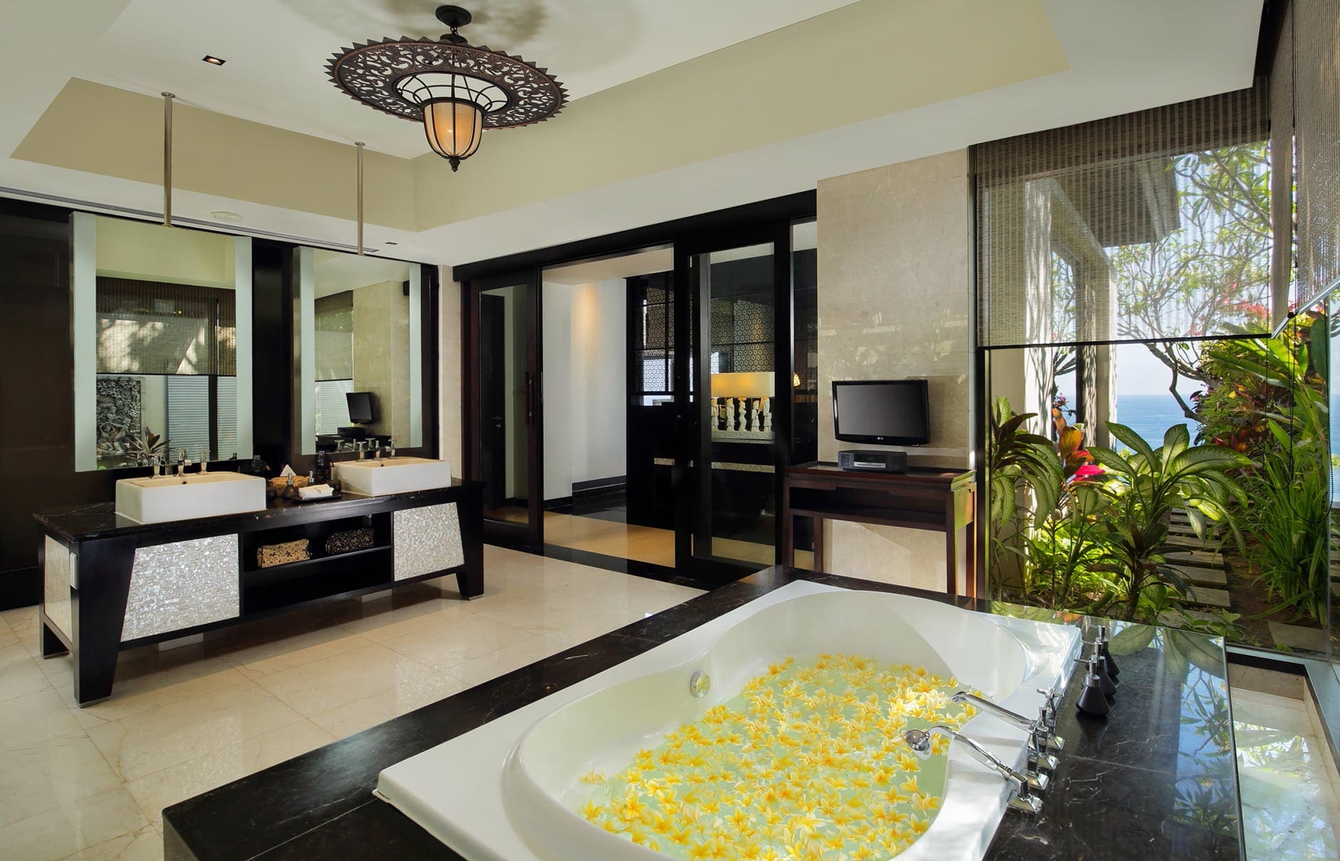 70603280-h1-pool_villa_bathroom