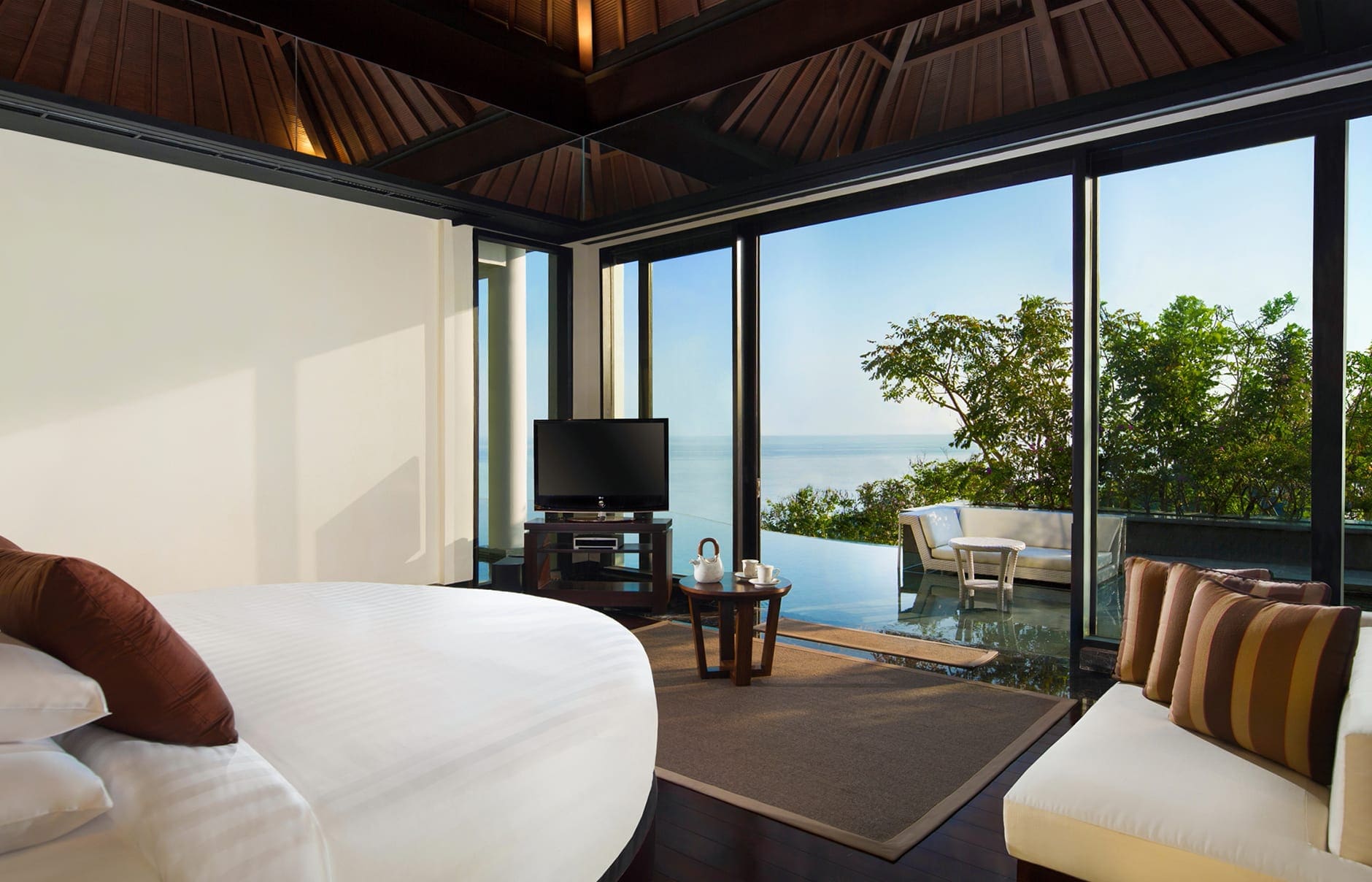 70604541-h1-pres_suite_master_bedroom