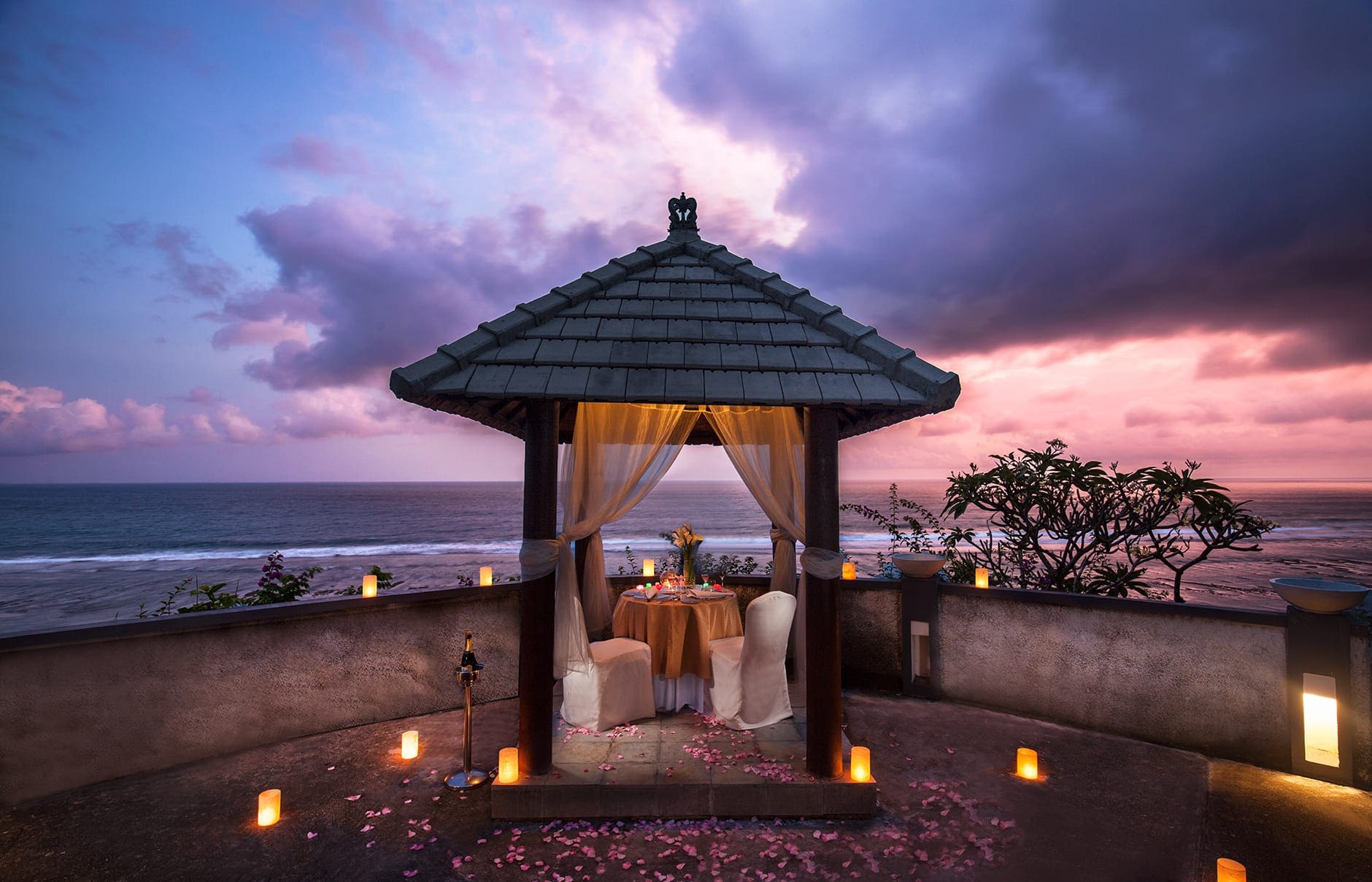 79764451-h1-btidug_cliff_edge_destination_dining