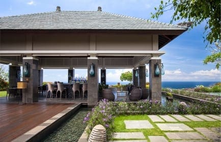 79764533-h1-btidug_pool_bar