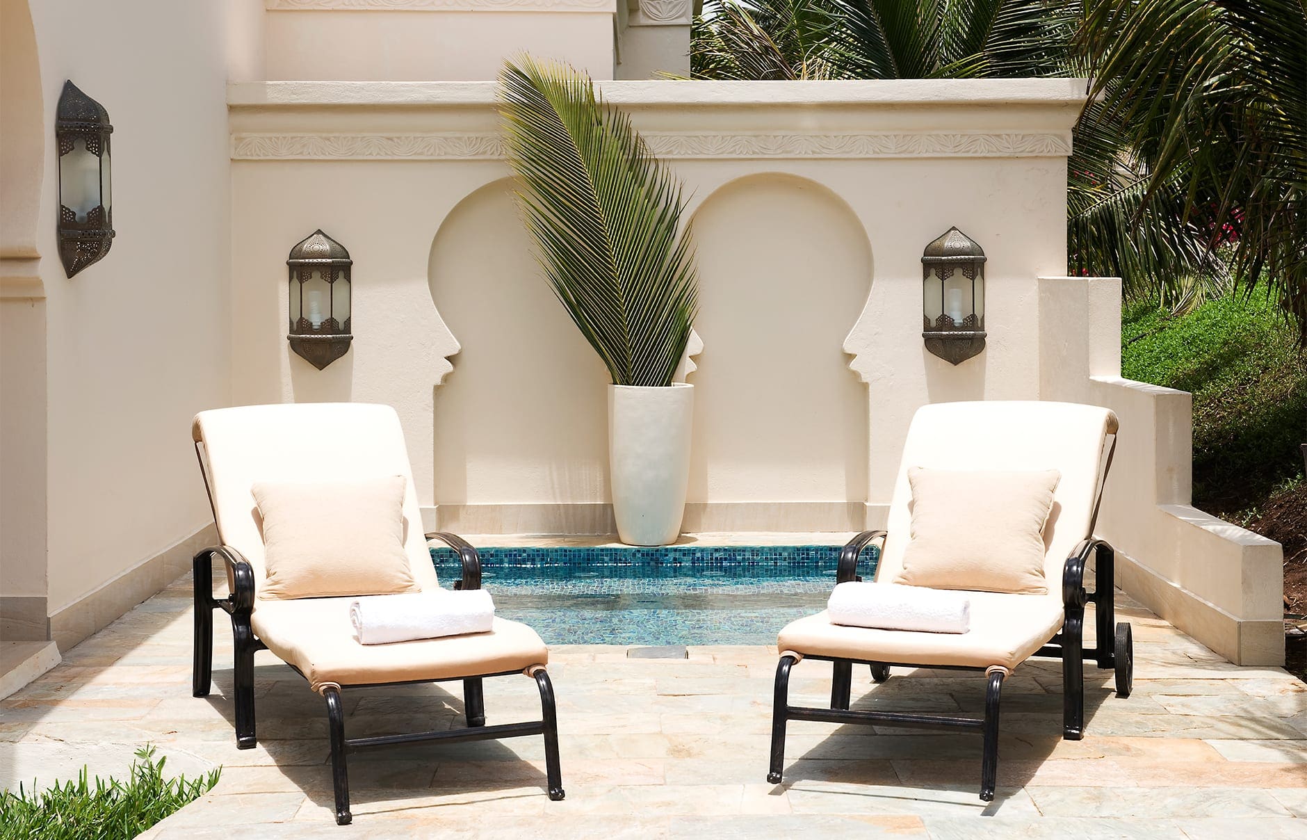 sunbeds-by-the-private-pool