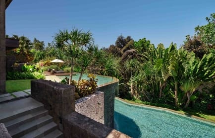 the-mansions-courtyard-and-pool-area_2