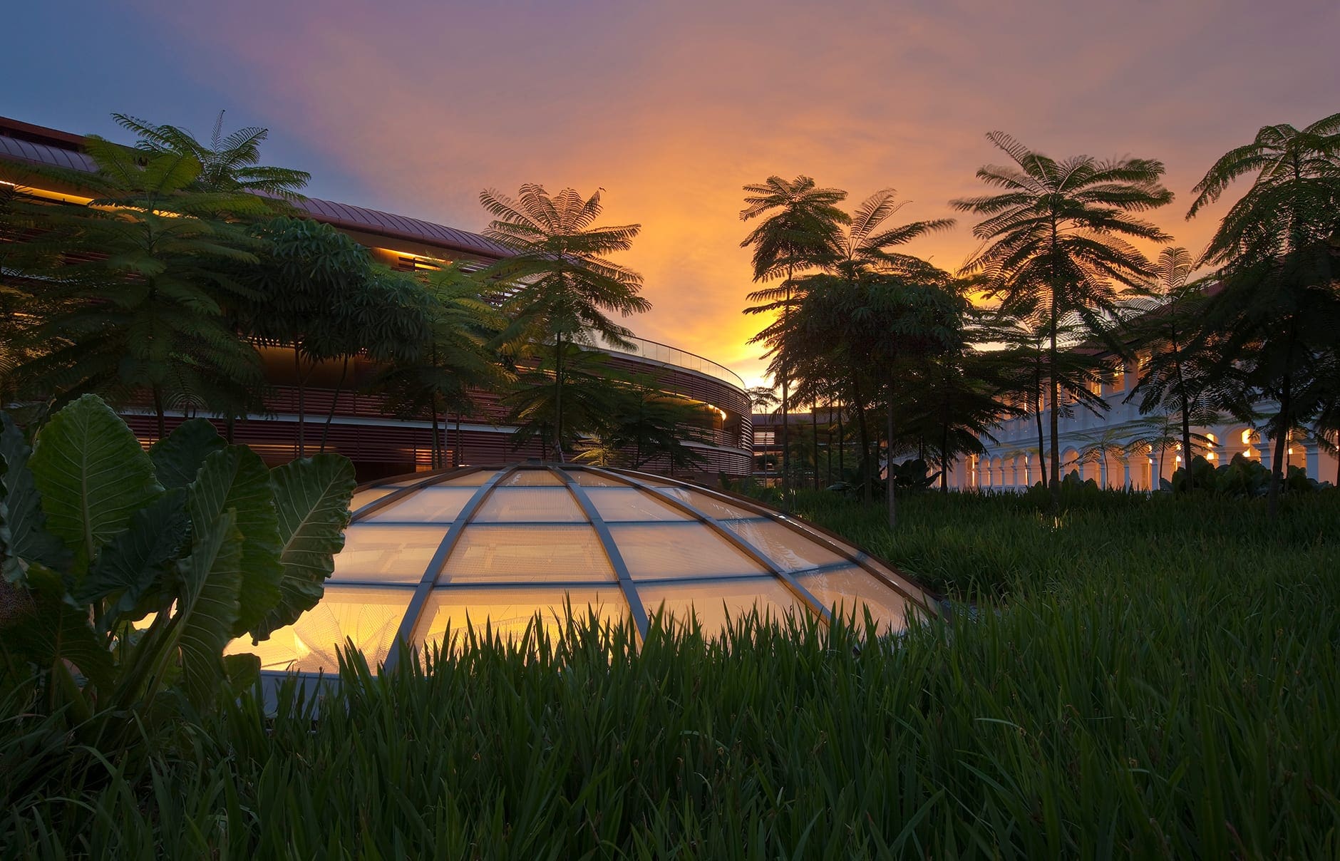 28068758-h1-capella-singapore_courtyard-at-dusk-hires