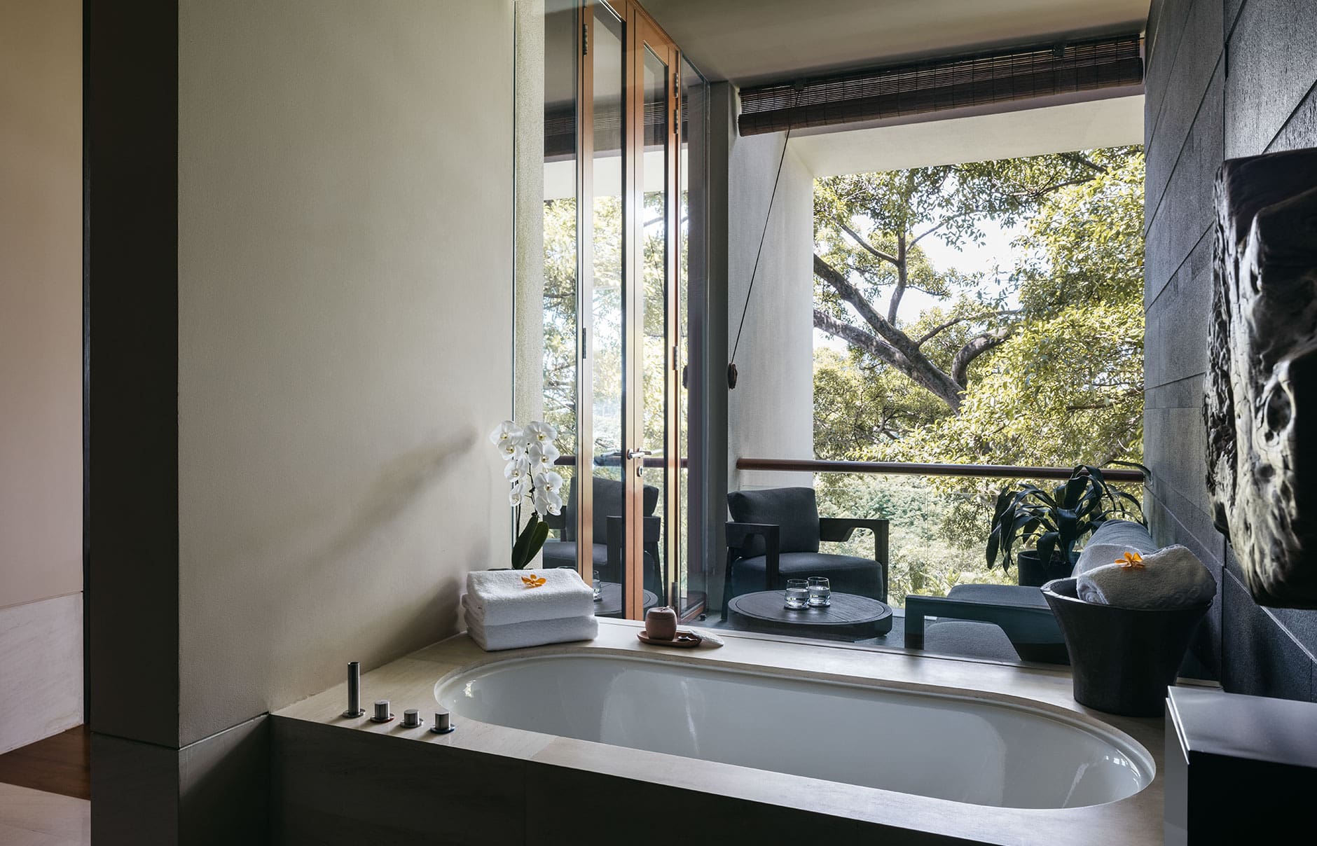 premiergarden-roombathroom