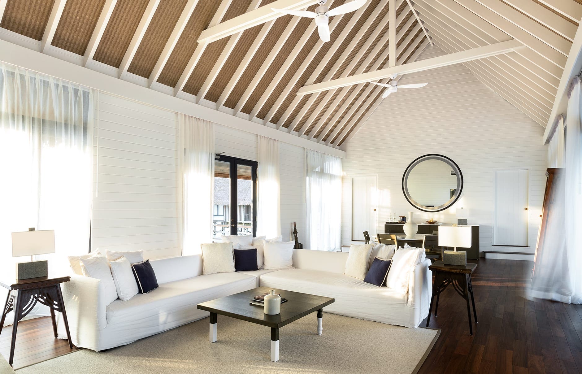 como_water_villa_living_room_looking_in