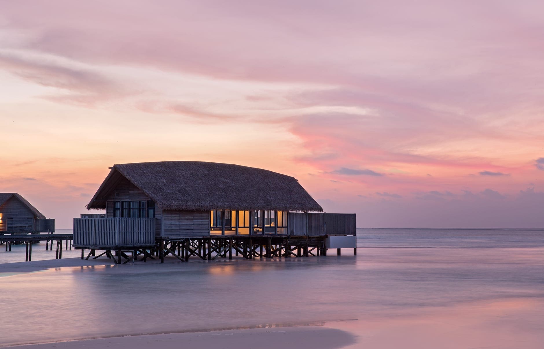 comoone_bedroom_water_villa_with_pool_exterior_sunset_view