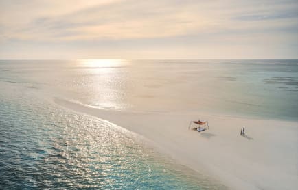 aerial_sandbank_couple-walk