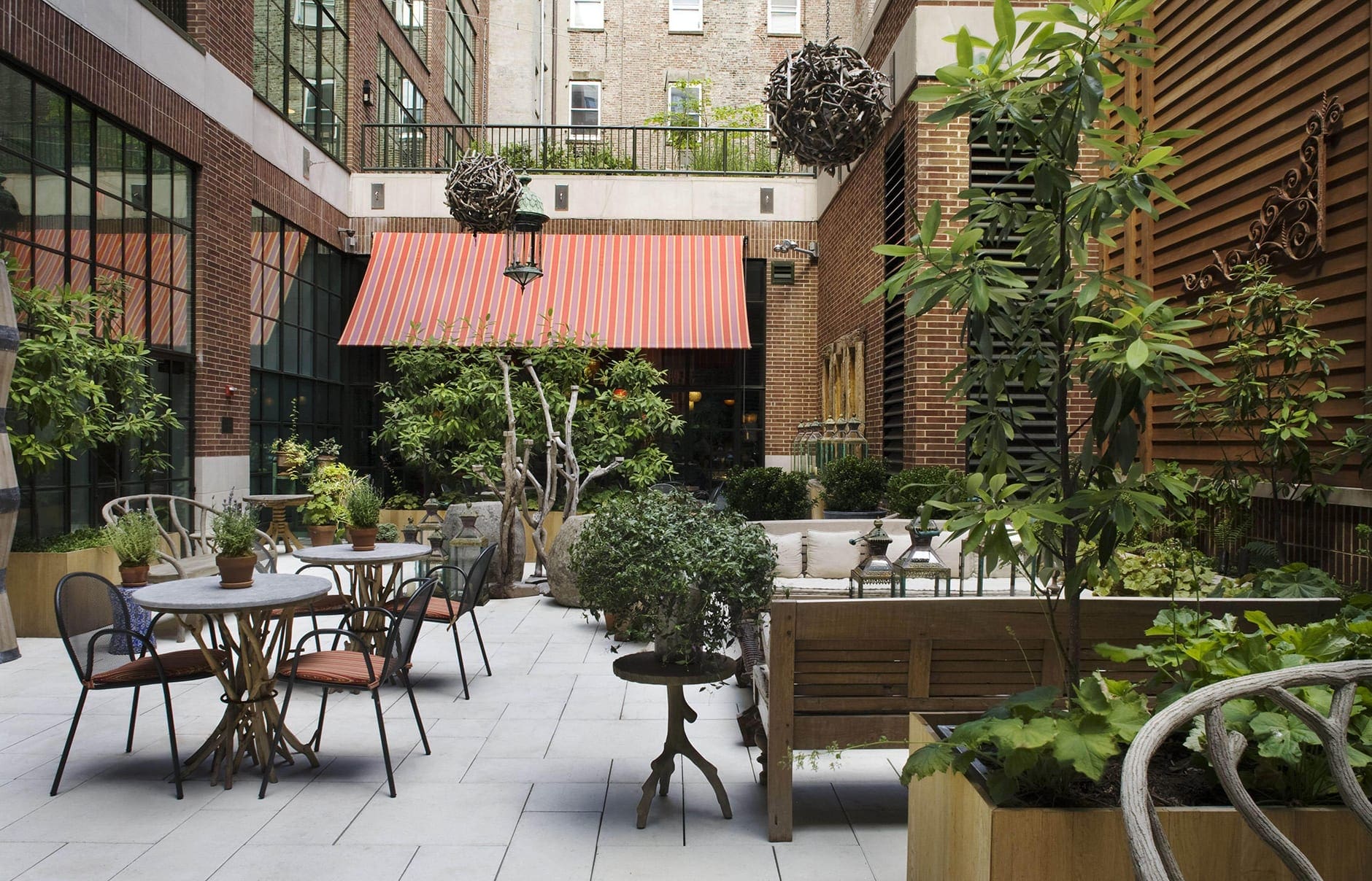 crosby_street_hotel_sculpture_garden_2_4813767c-c4c3-bdaf-23c5761f2a23bced