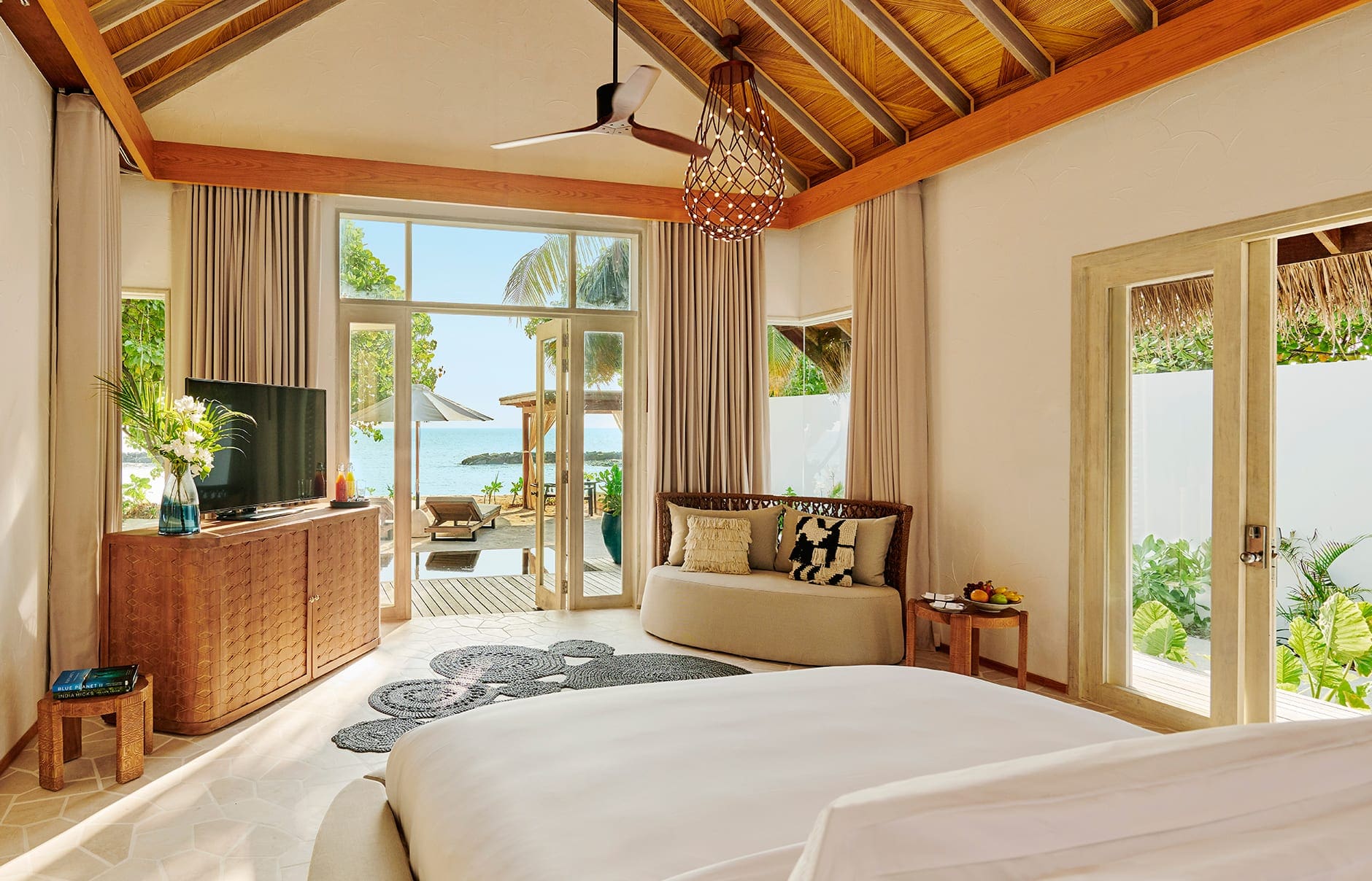 beach-sunrise-villa-bedroom_0