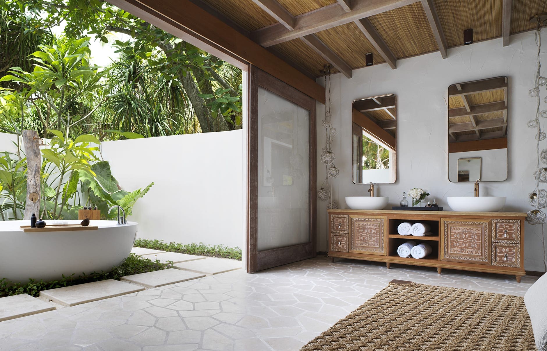 deluxe-beach-sunrise-villa-outdoor-bathroom_0