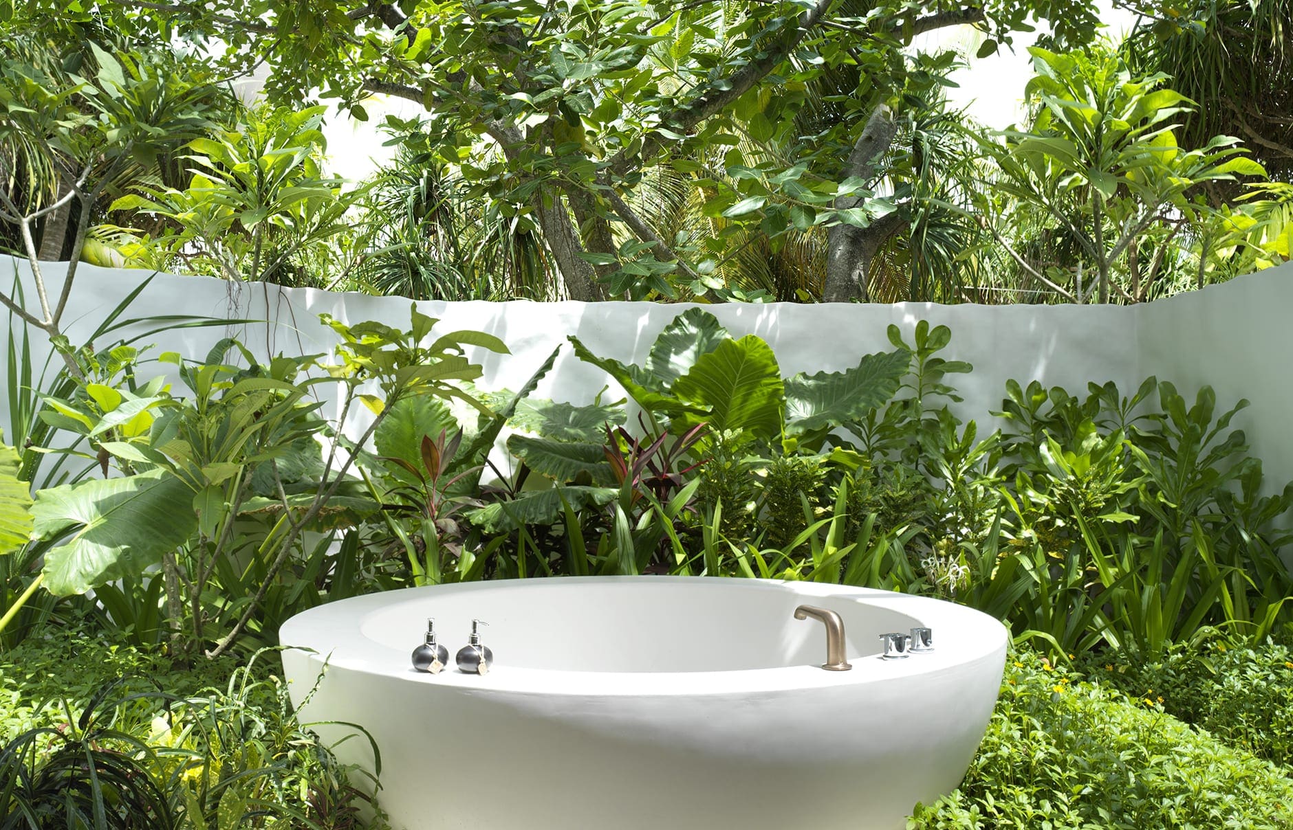 deluxe-beach-sunrise-villa-outdoor-bathtub_0