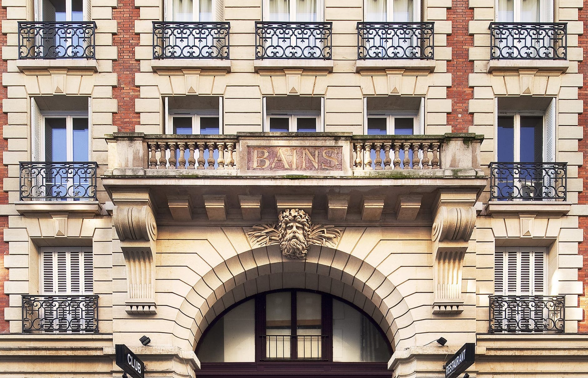 les-bains-avant-chantier-facade-01-md1-1940x1563