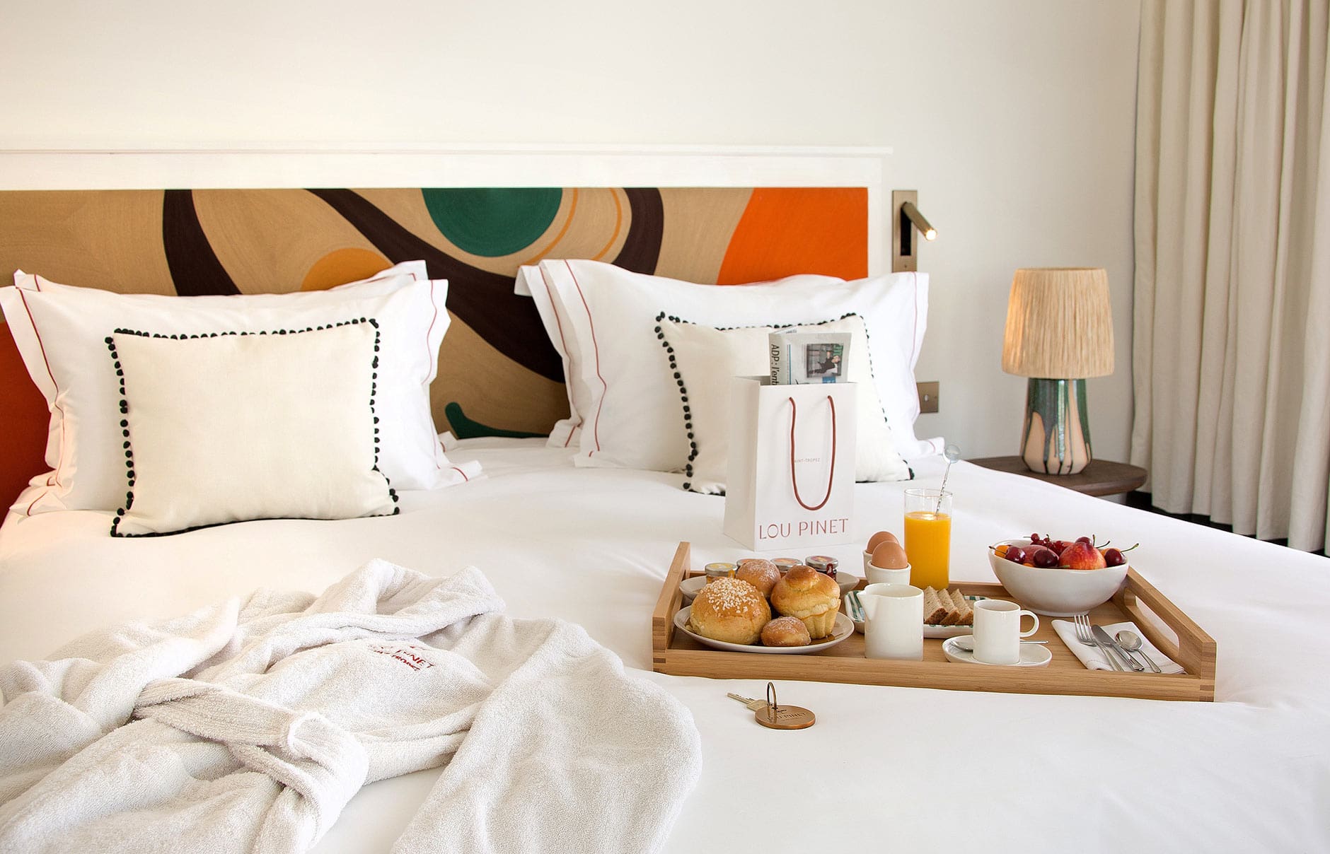 bedroom-in-room-breakfast