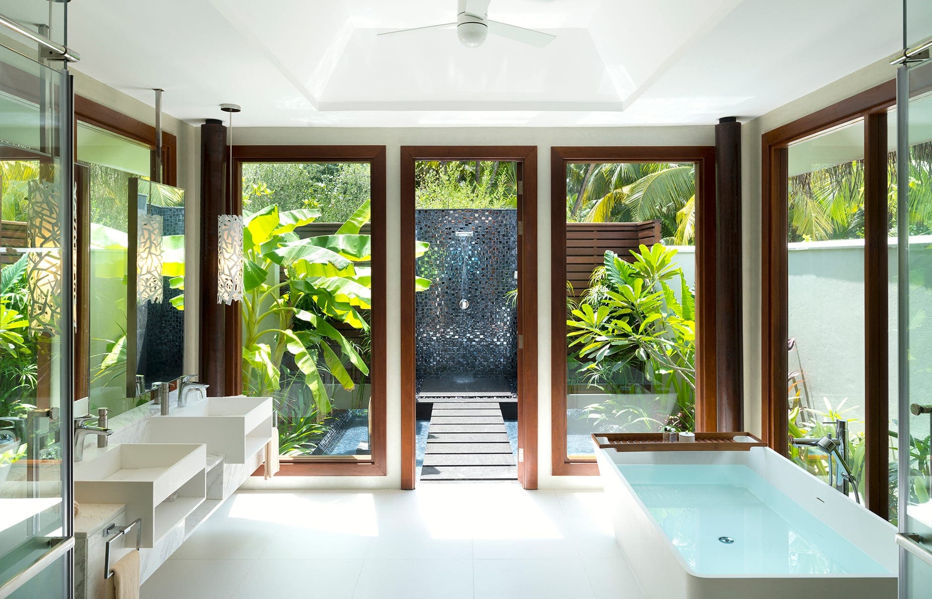 beach_pavilion_master_bedroom_bath_01_g_a_l