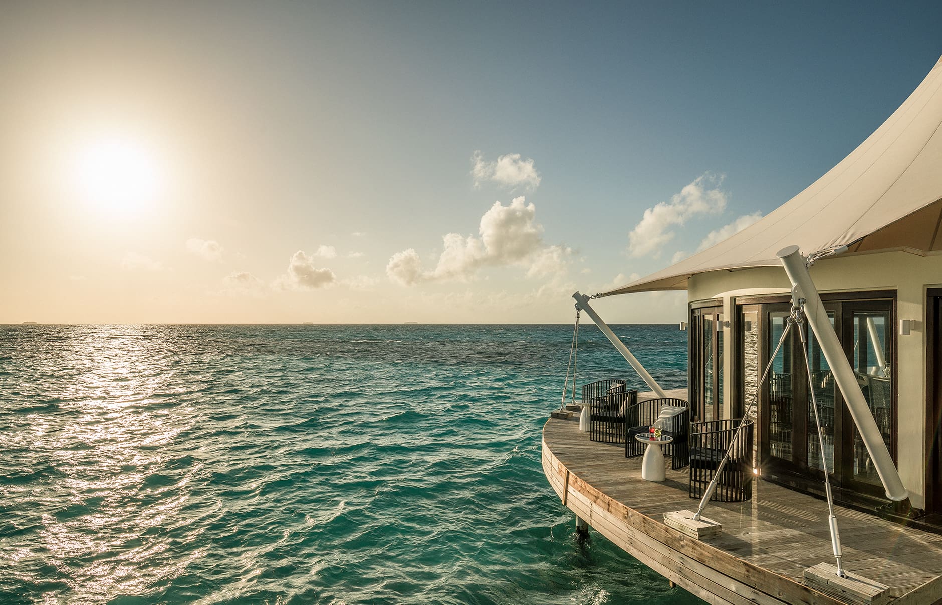 niyama_private_islands_maldives_bar_edge