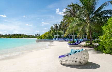 niyama_private_islands_maldives_restaurant_blu_seating_by_ocean