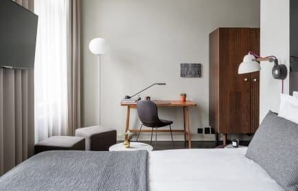 stonb-double-guestroom-2159-hor-clsc