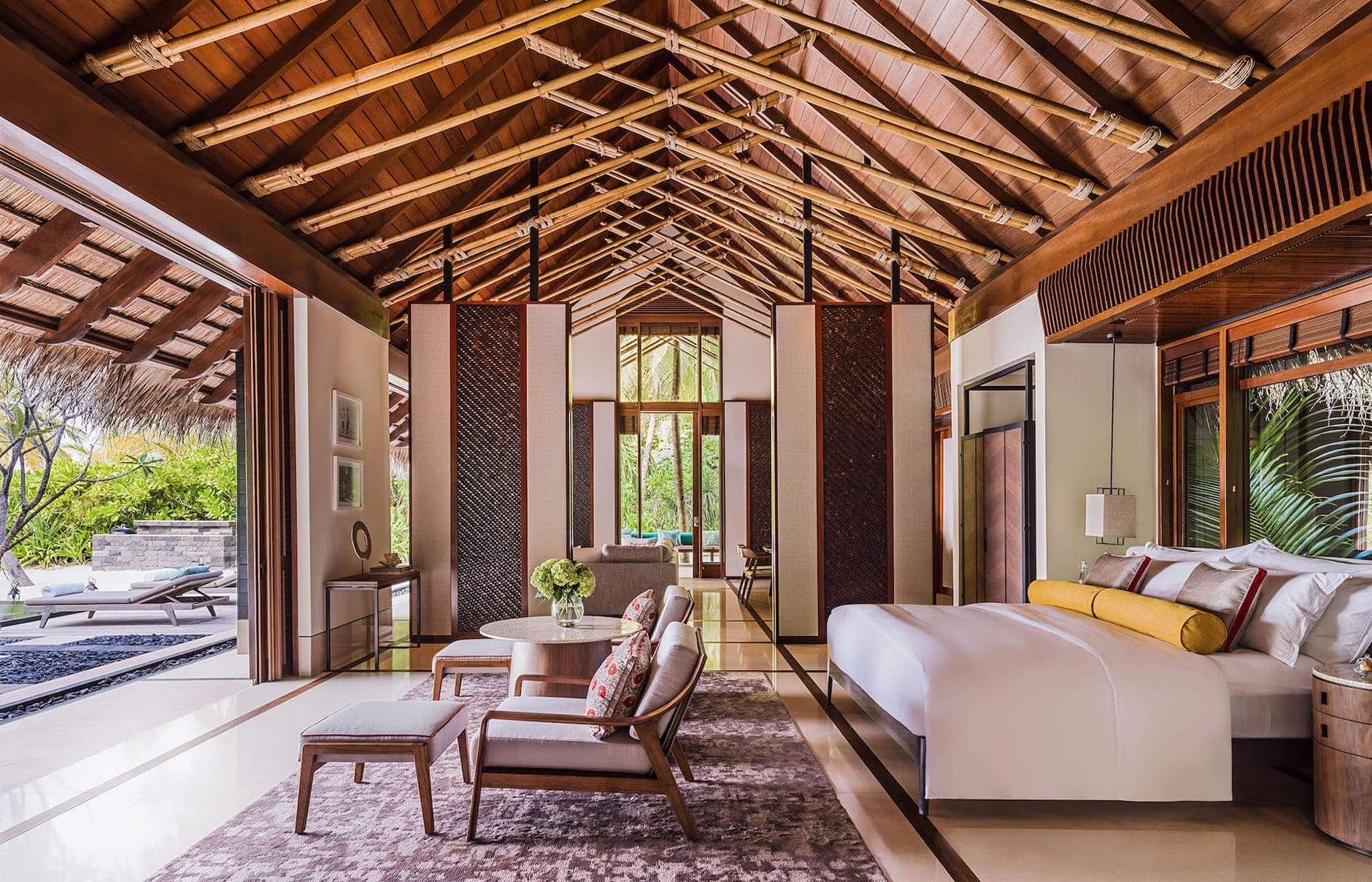 _grandbeachvilla_masterbedroom