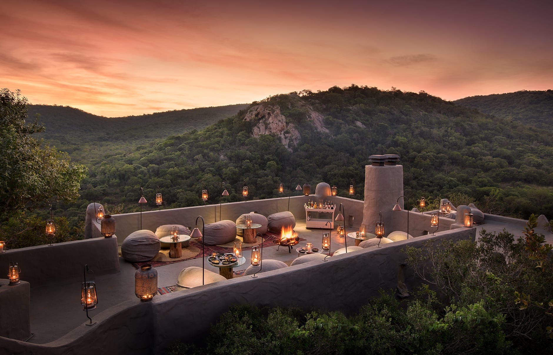 rooftop-dining-and-romance-at-andbeyond-phinda-rock-lodge-_1_