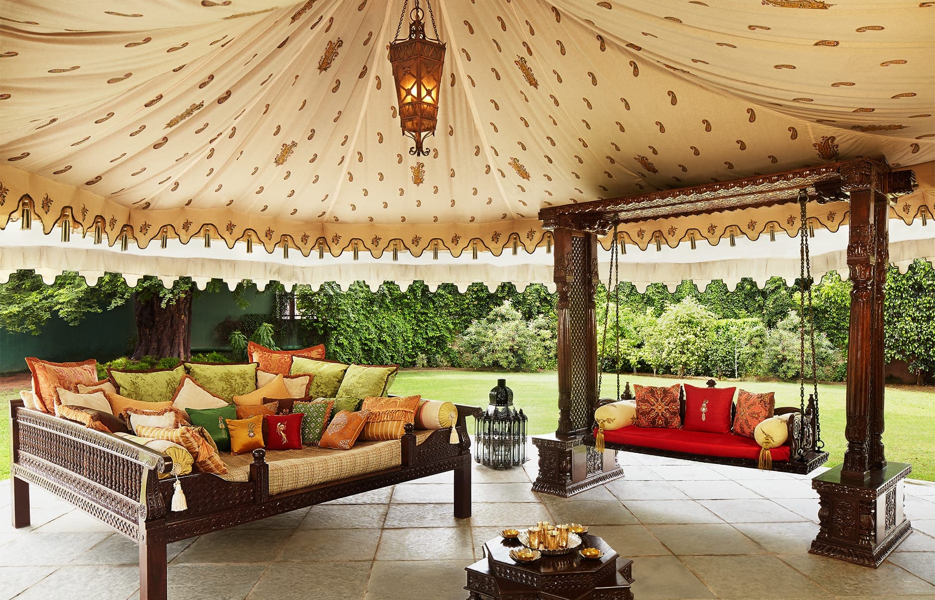 Taj Rambagh Palace, Jaipur, India. Luxury Hotel Review by TravelPlusStyle. Photo © Taj Hotels Resorts and Palaces hi_h4ej0_67917648_trpj_coupleroom_sitout_3561