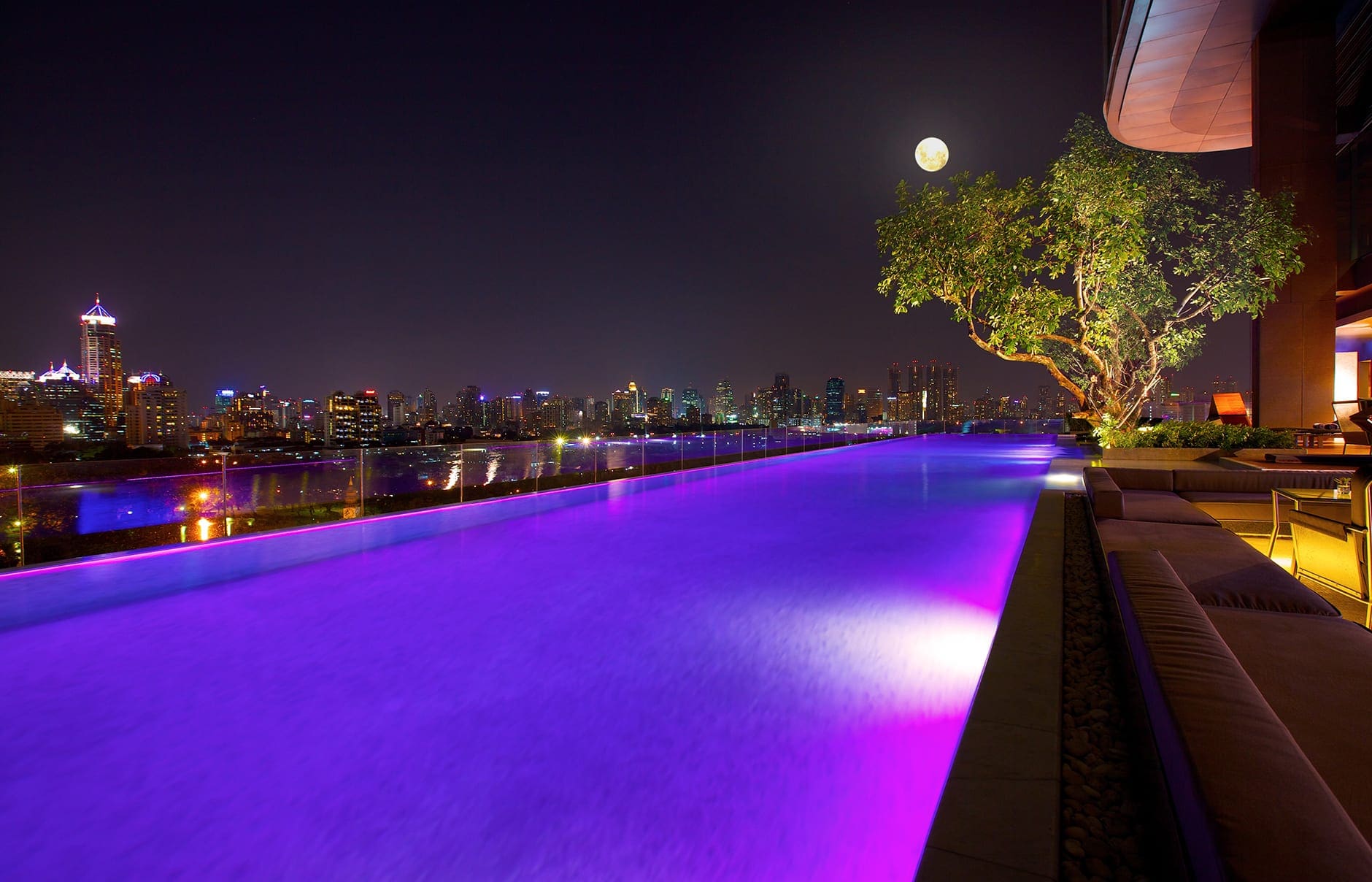 so-sofitel-bangkok-infinity-pool-night-view-by-saravuth-suwanruxa