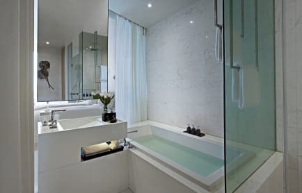 so-sofitel-bangkok-metal-element-room-so-cozy-twin-02