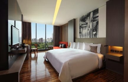 so-sofitel-bangkok-wood-room