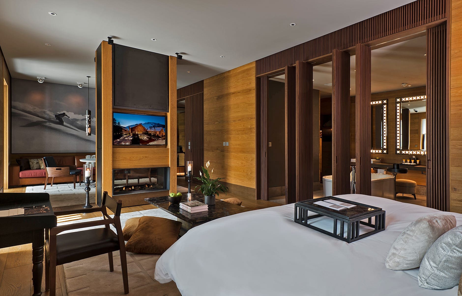 79440674-h1-cam-rooms-deluxe_suite-bedroom_04