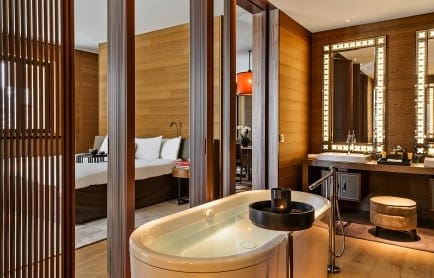 79440745-h1-cam-rooms-grand_deluxe_suite-bathroom_02