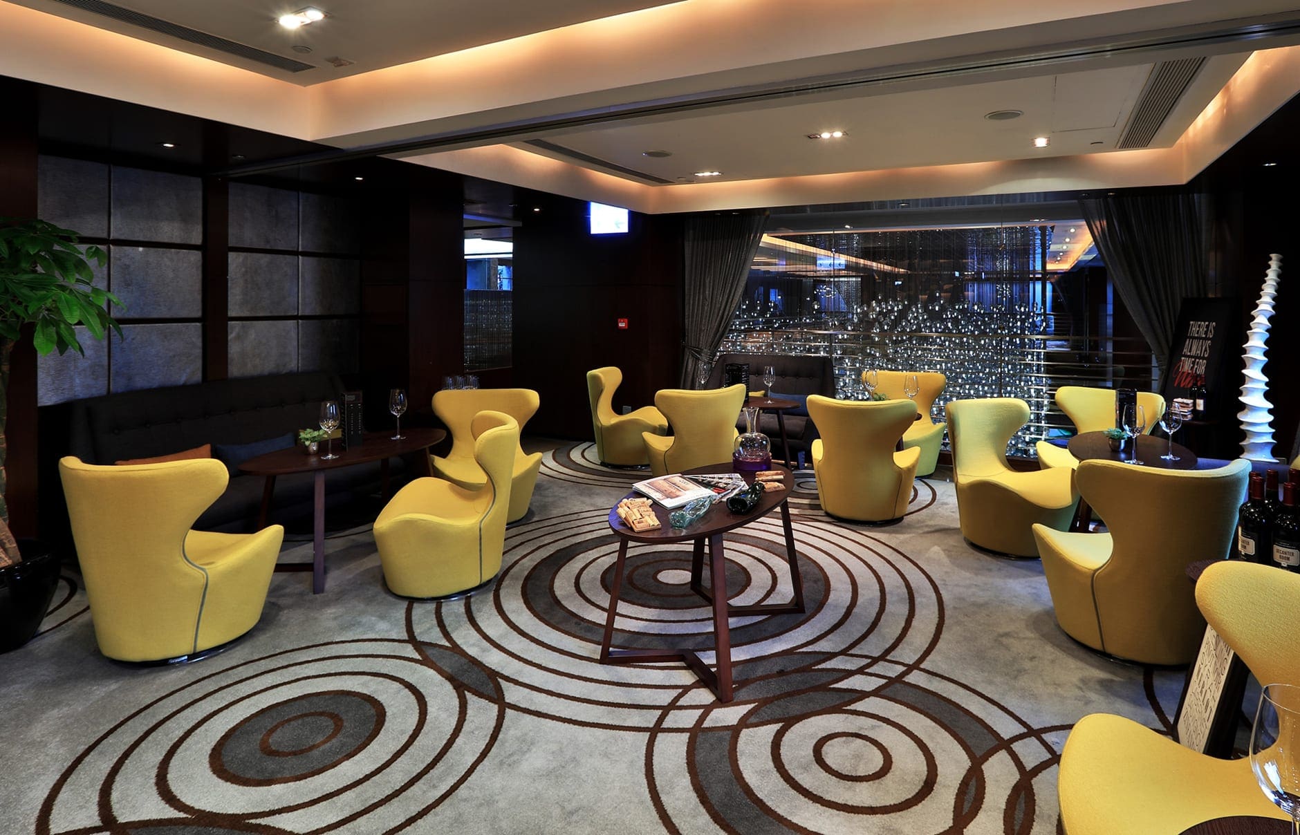 tmhk_decanter-at-whisk_interior