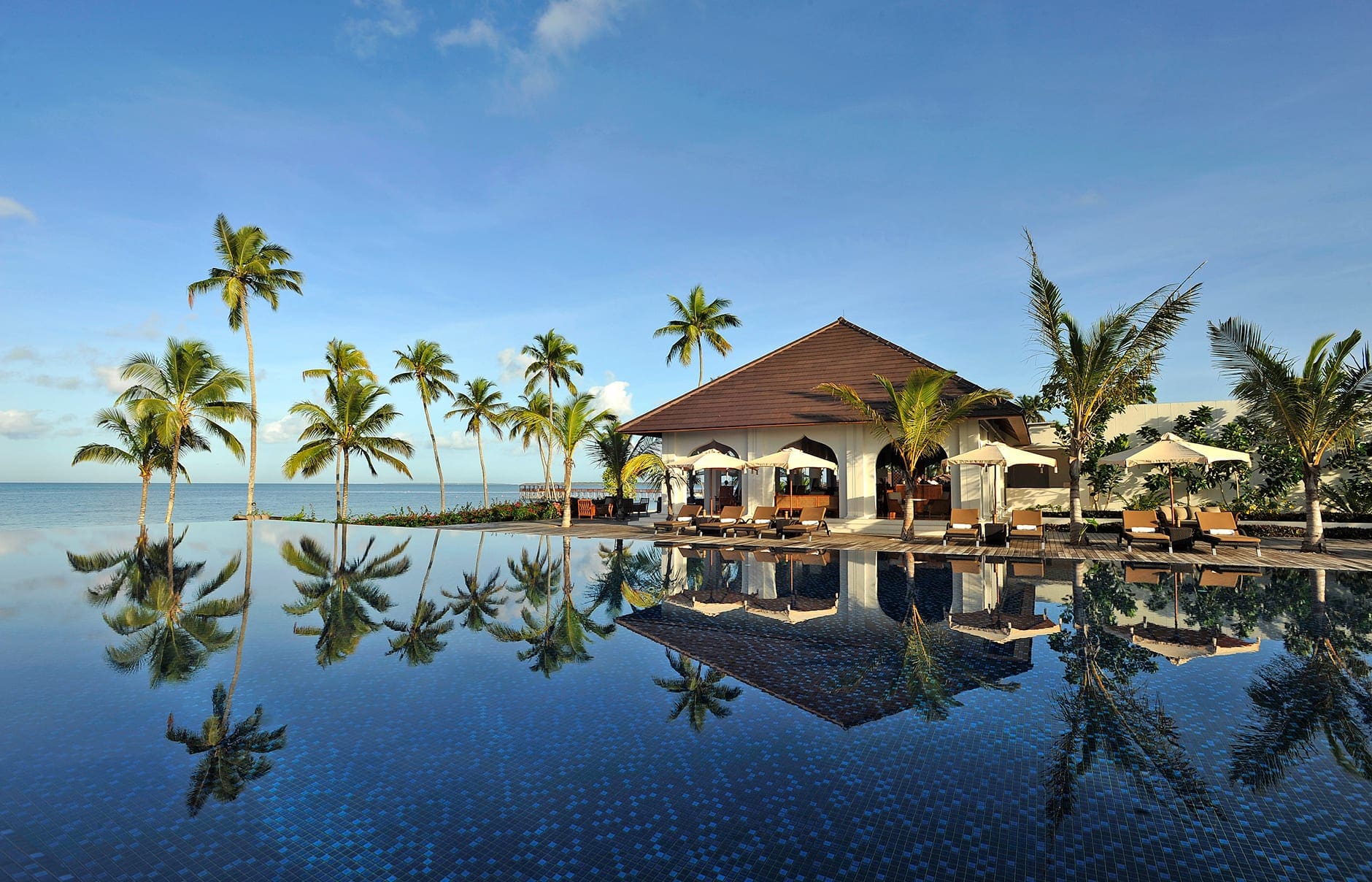 pool-looking-at-the-bar