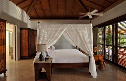 luxury-garden-pool-villa-bedroom