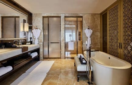 116572753-h1-hkgkw-bathroom-3195-hor-clsc