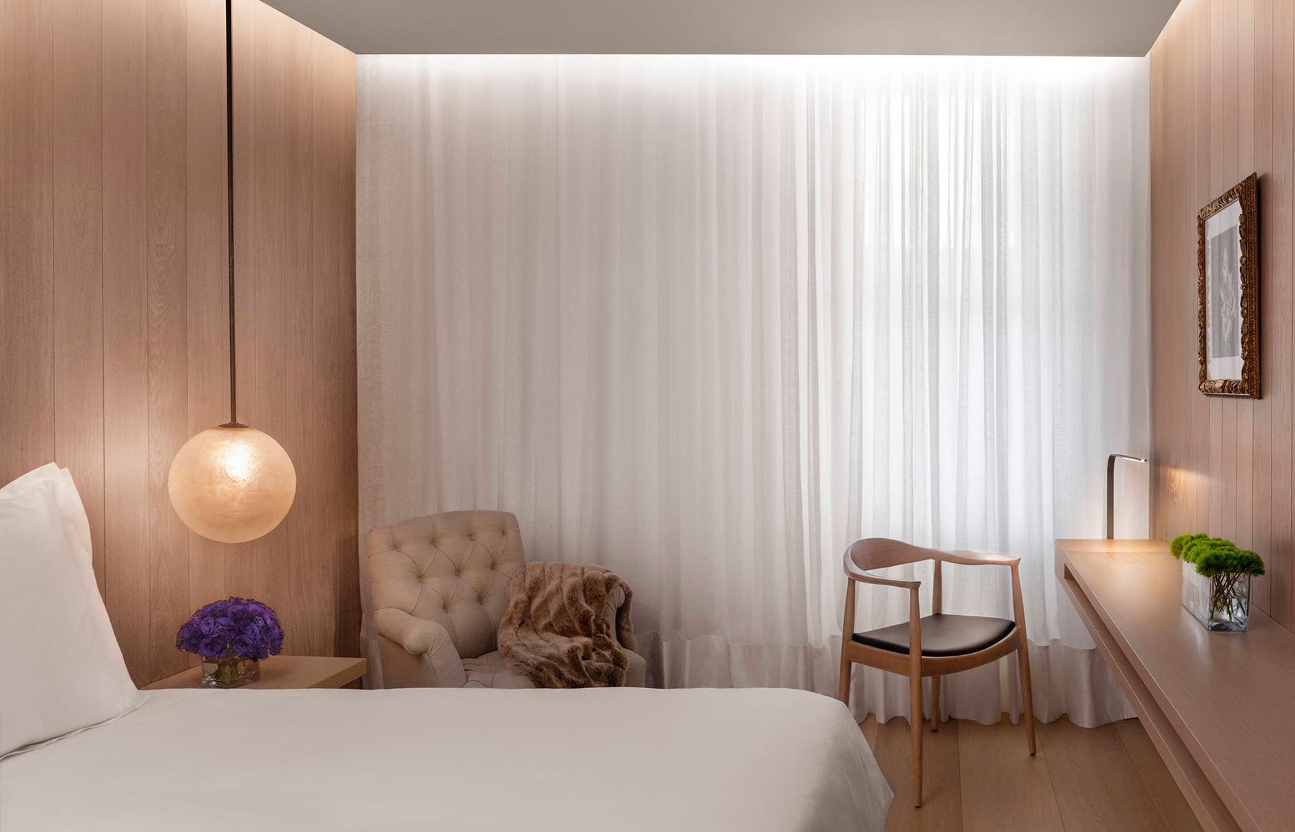 111767976-h1-loneb-guestroom-6347-hor-clsc