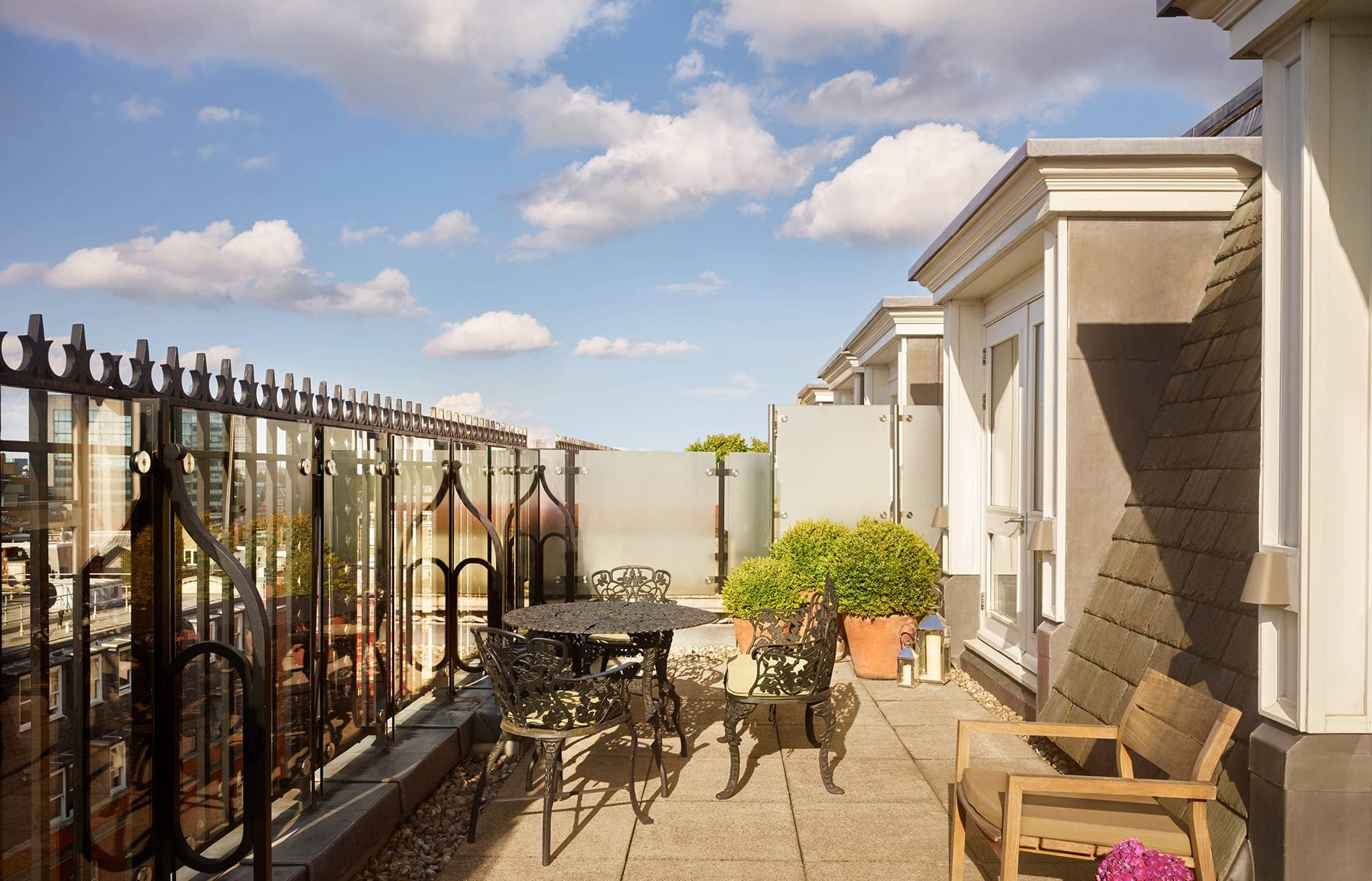 111768154-h1-loneb-suite-3565-hor-clsc