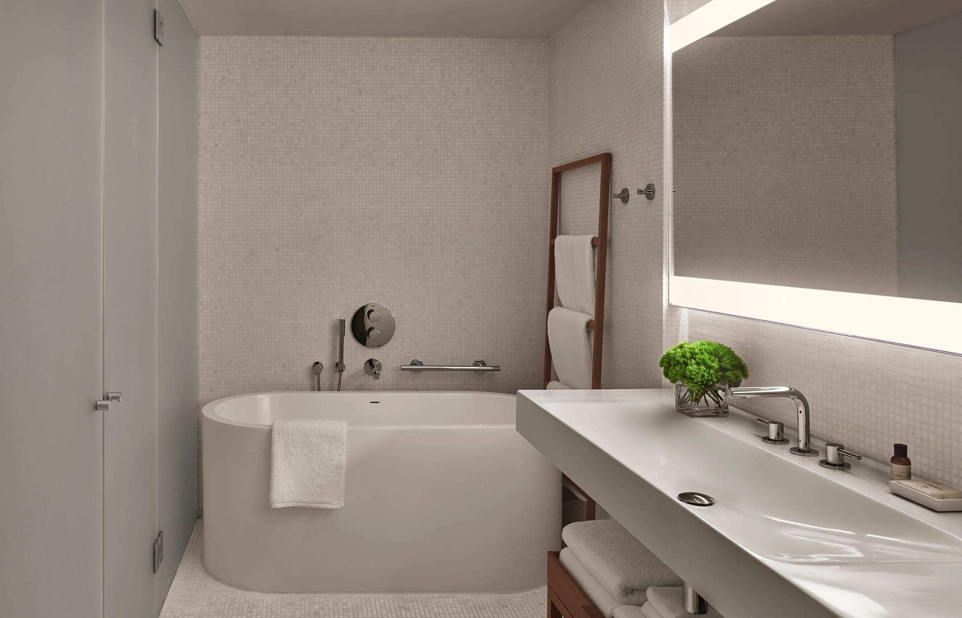 111768322-h1-loneb-suite-bathroom-3562-hor-clsc