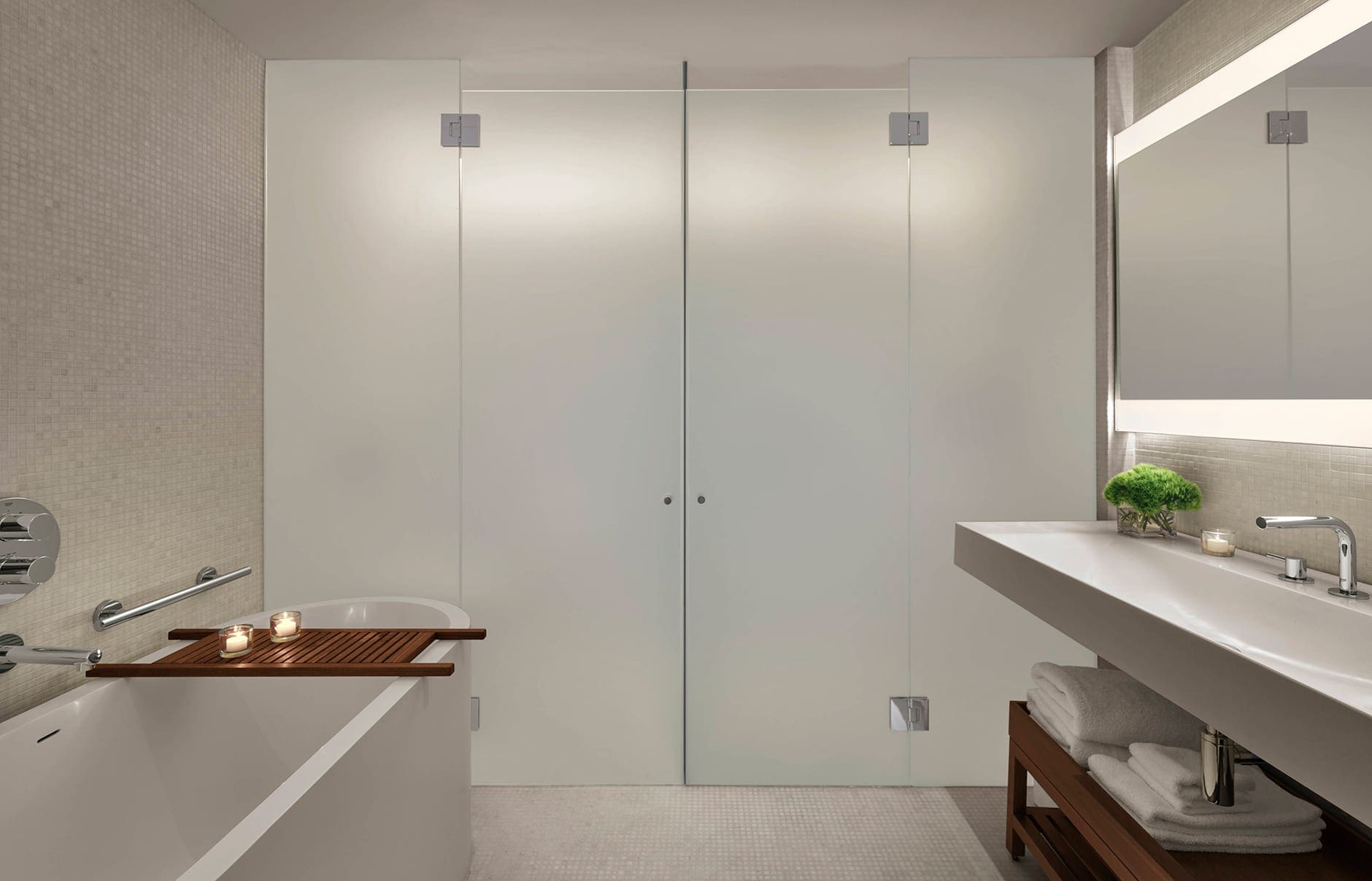 111768332-h1-loneb-terrace-bathroom-3574-hor-clsc