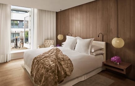 111767984-h1-loneb-guestroom-3570-hor-clsc