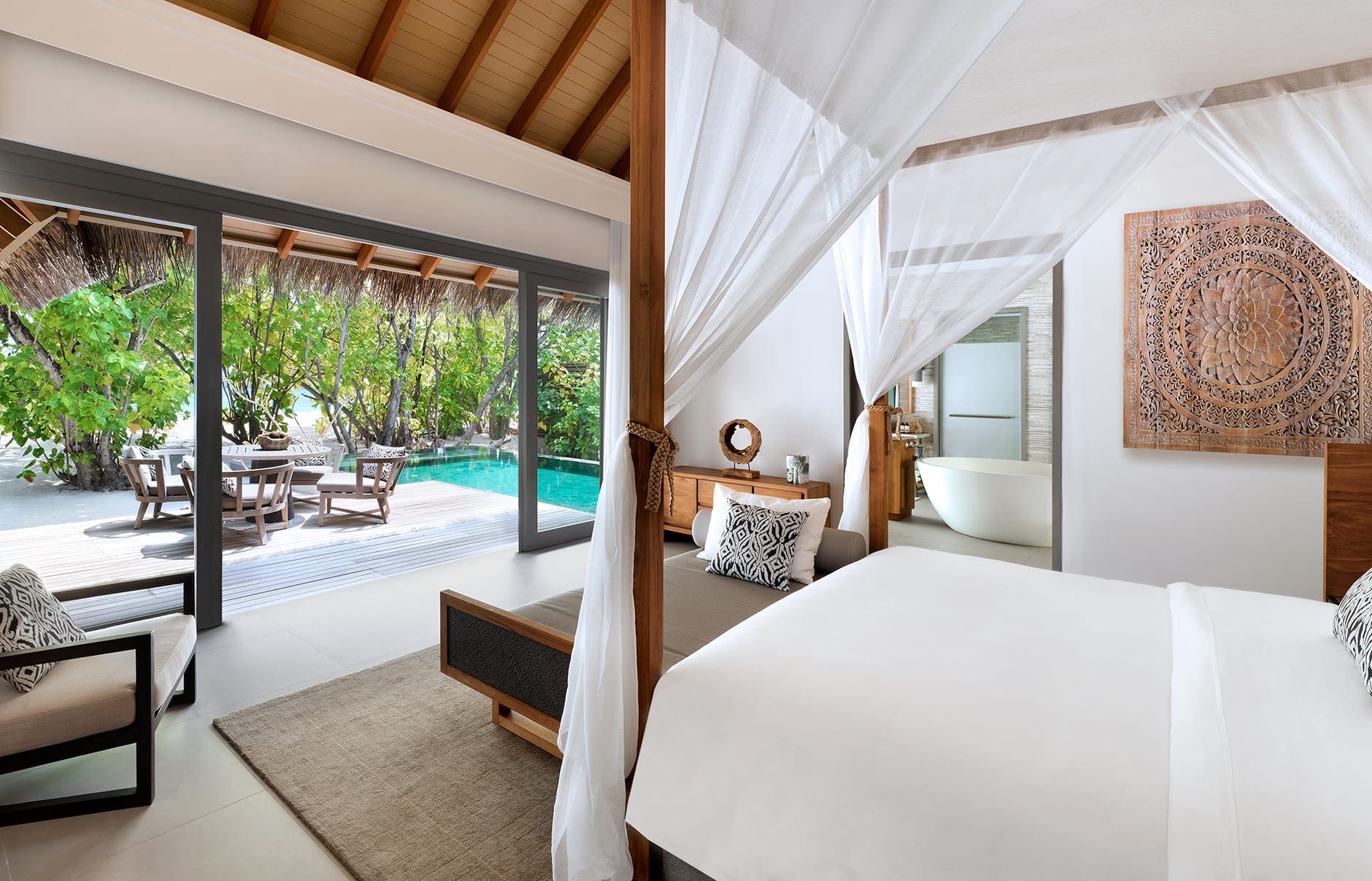 49_4447_beach-pool-suite-bedrm-1