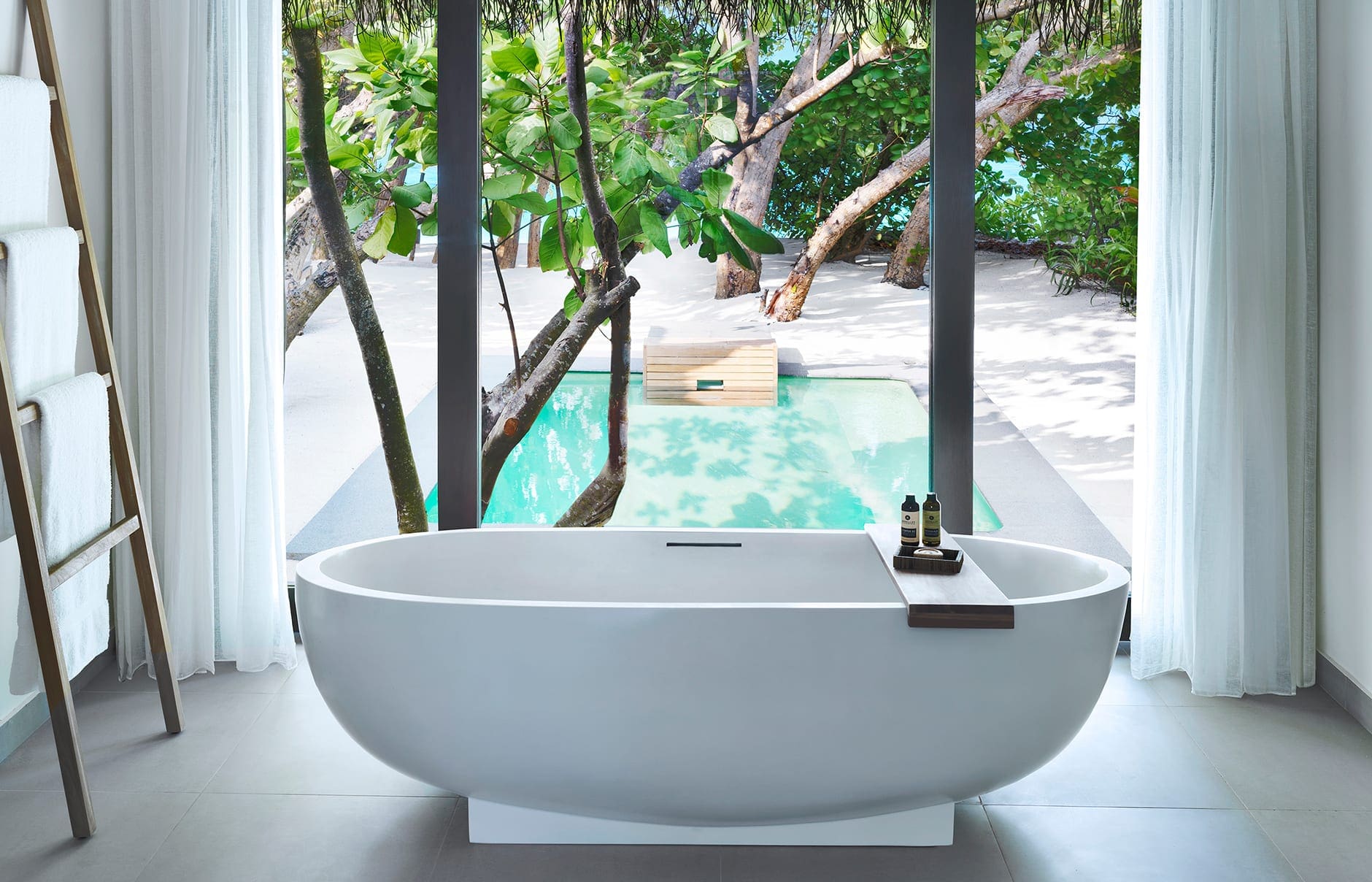 008_beach_pool_villa_bathroom_lr