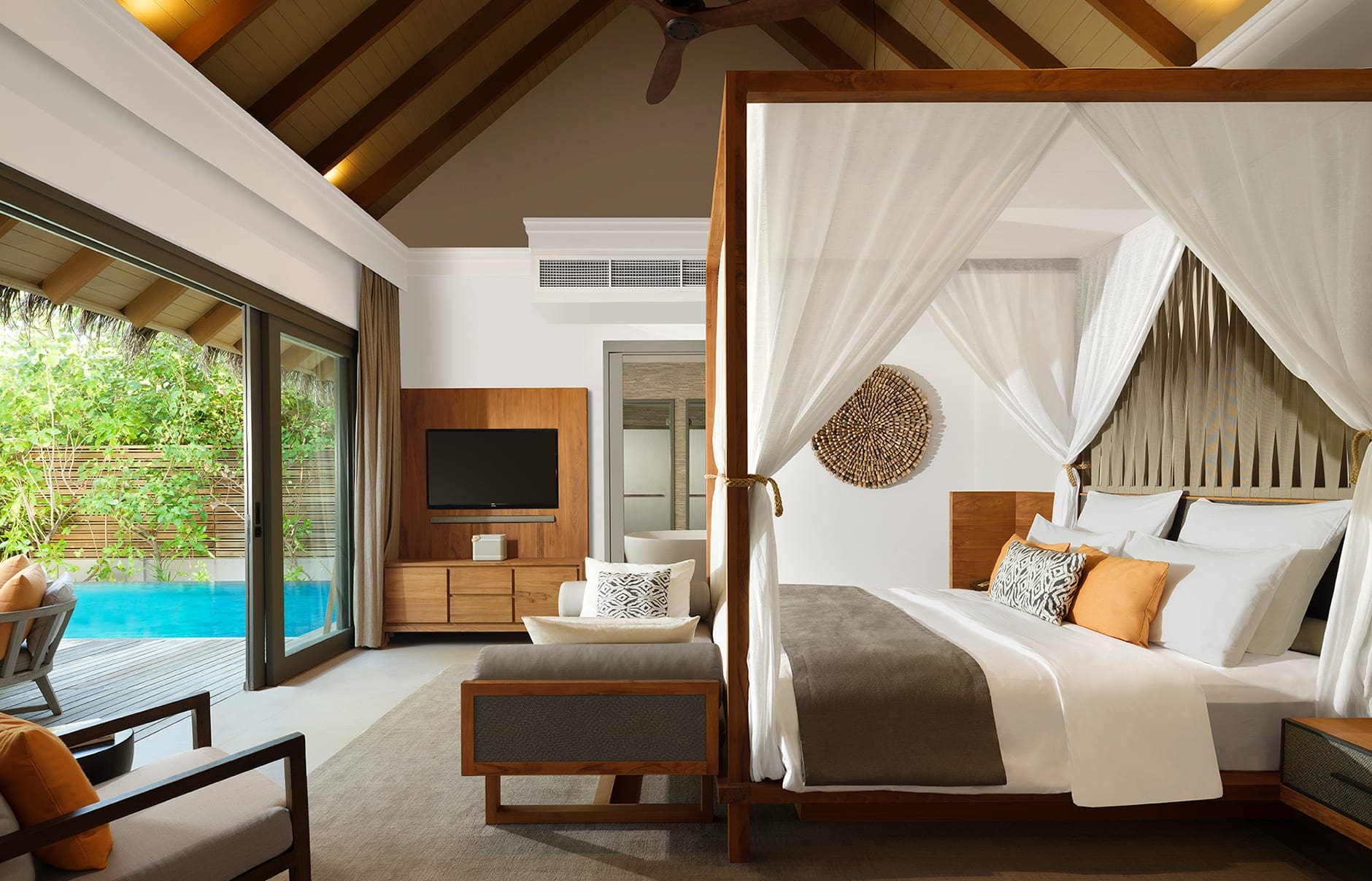 beach-pool-suite_bedroom-2