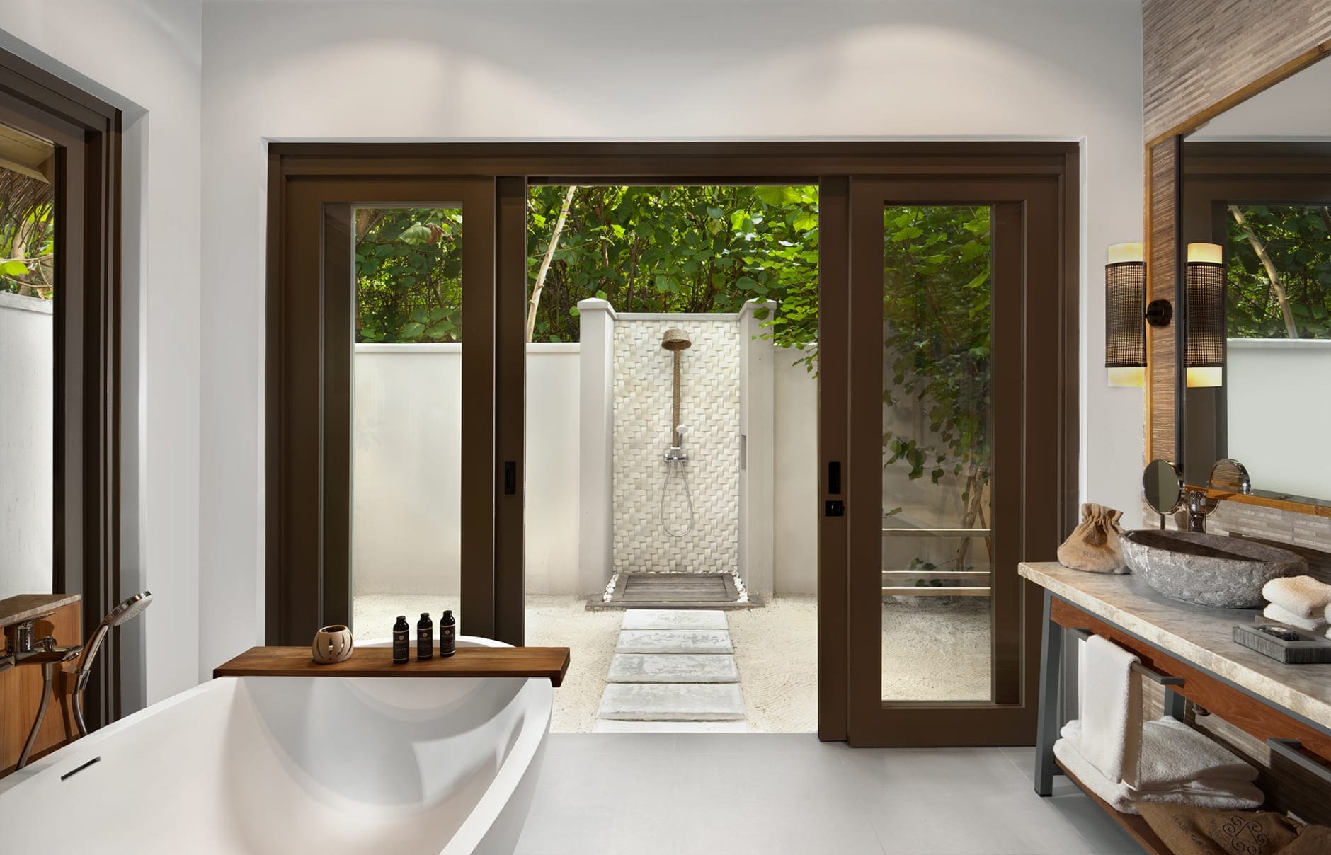 beach-villa-with-whirlpool_barthroom