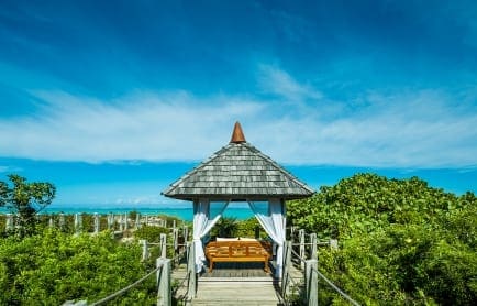 67121097-h1-tiki_hut_lunch_2