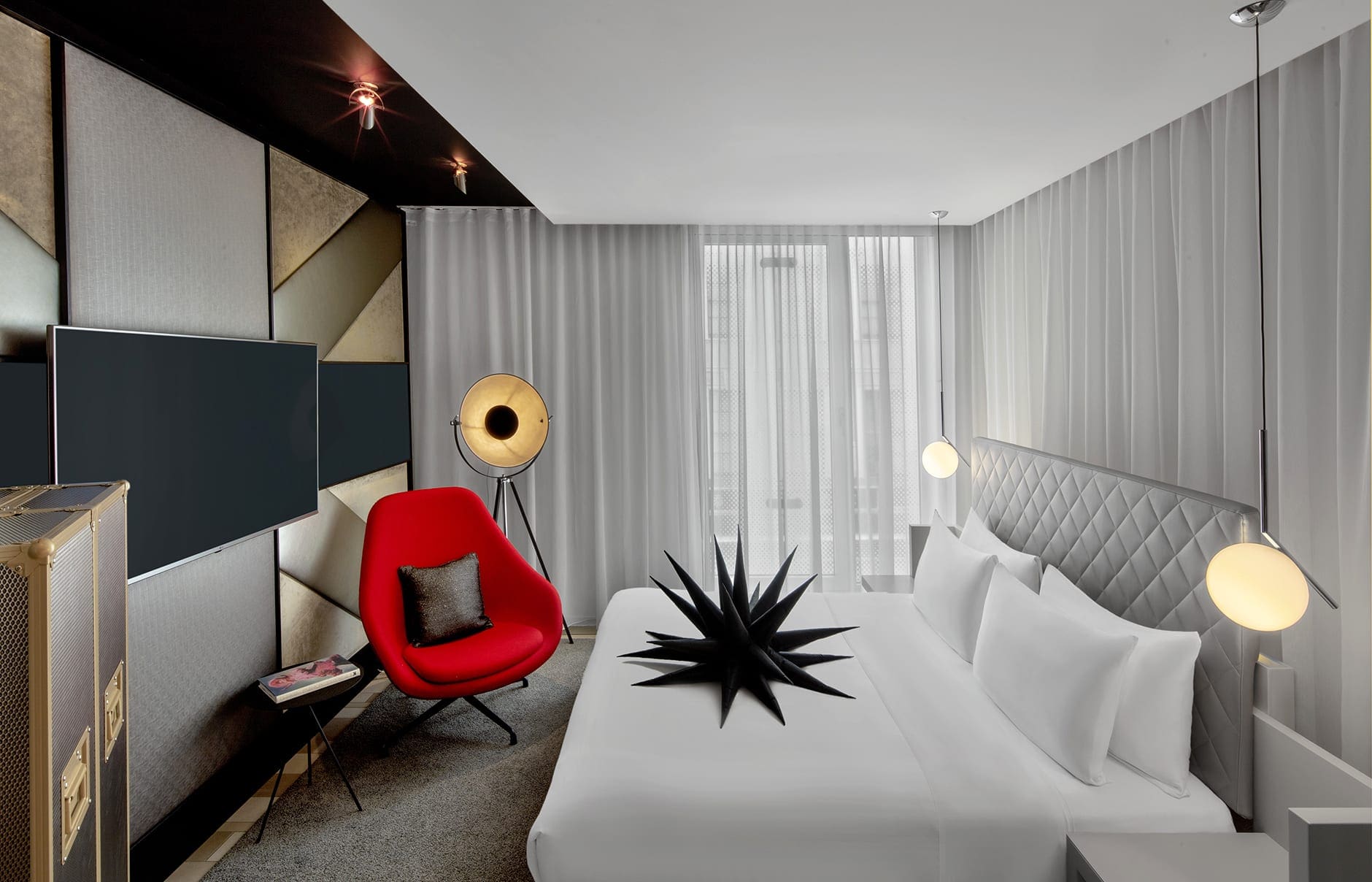 111879740-h1-lonhw-king-guestroom-3357-hor-clsc